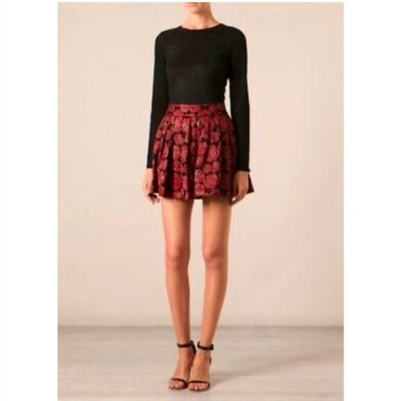 Alice + Olivia Dresses & Skirts - ALICE + OLIVIA Fizer Box Pleat Mini Skirt Size Small Red Roses & Black J22